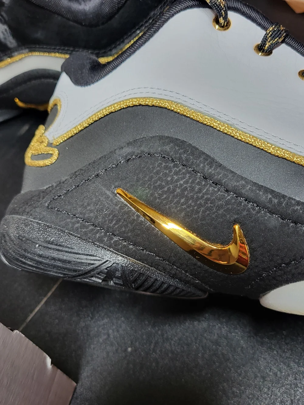 *NEW* Nike LeBron XXII White/Black-Metallic Gold Size Men's 8 Women's 9.5
